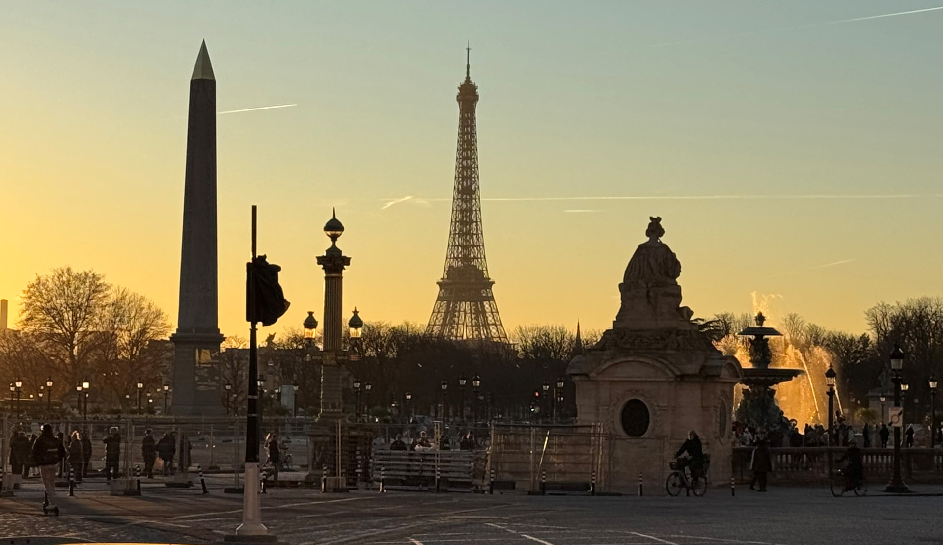 Paris mit Eiffelturm im Abendlicht, ELA Reisestrecke