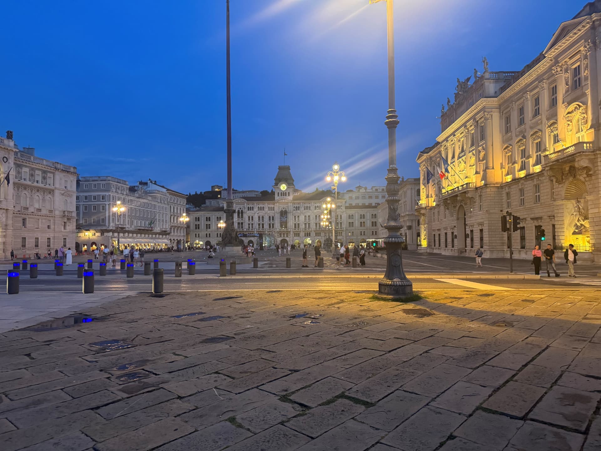 Beleuchteter Platz in Triest am Abend, ELA Reisestrecke
